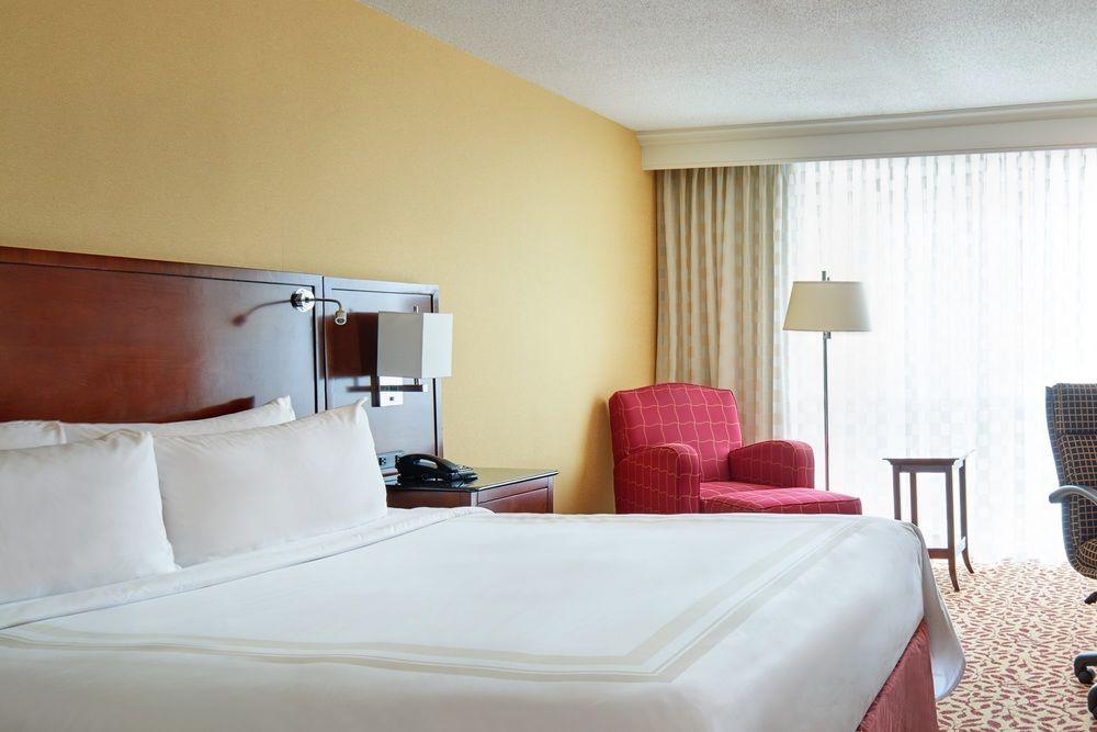 Wyndham Airport Hotel 3*